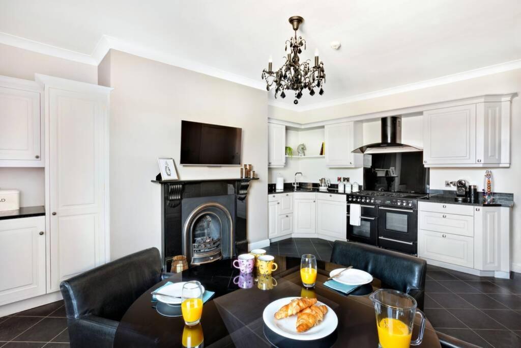 Central Harrogate Townhouse Apartment With Parking Экстерьер фото