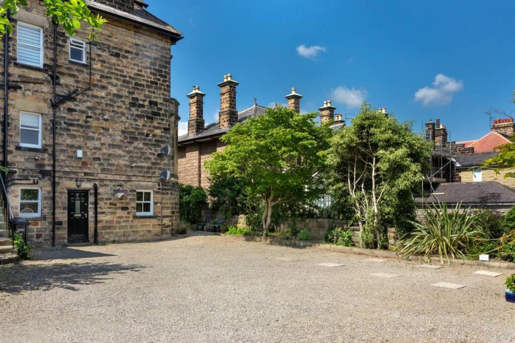 Central Harrogate Townhouse Apartment With Parking Экстерьер фото